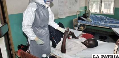 Infectado con el virus del ébola es atendido por un médico