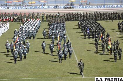 Militares rindieron su homenaje a los 189 años de aniversario de las FF.AA.