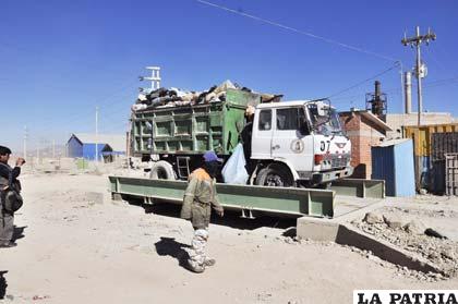 Carro basurero de EMAO en la balanza del relleno sanitario de Huajara