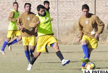 Closa con el balón ante la marca de Puma