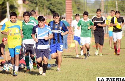 Varios jóvenes en su afán de debutar en la Liga