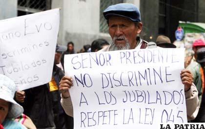 Jubilados en una marcha de protesta pidiendo el pago del doble aguinaldo