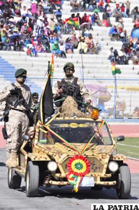 Los vehículos todoterreno del Regimiento “Méndez Arcos” de Challapata también participaron