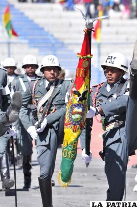 Honores al estandarte boliviano