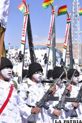 Los soldados de Curahuara se mimetizan con el camuflaje blanco