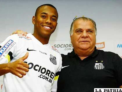 Robinho fue presentado por el presidente del Santos, Odílio Rodrigues