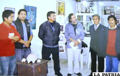 Durante la inauguración de la exposición “Trazos de Oruro”