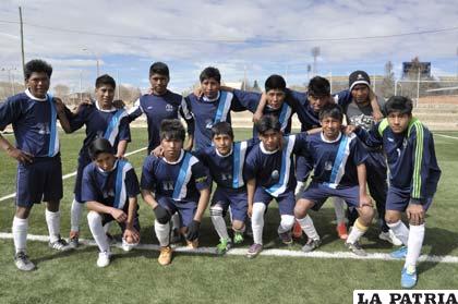 Integrantes del equipo del colegio Avelino Siñañi