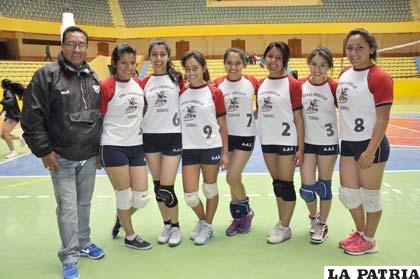 El equipo de voleibol del colegio Anglo Americano