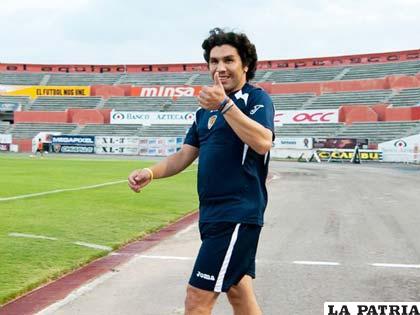Salvador Cabañas ingresa al campo de juego de los Jaguares
