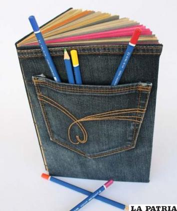 1. Cuaderno forrado
Un cuaderno forrado en jean puede ser justo lo que necesitas para destacarte entre todos tus compañeros de clase. Toma esos viejos jeans, toma las medidas, corta y pega el jean en el cuaderno, lucirá estupendo.