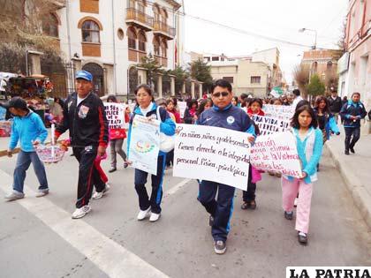 Niños y jóvenes marcharon pidiendo la erradicación de la violencia sexual en Oruro