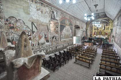 Todas las paredes de la capilla están recubiertas con pinturas