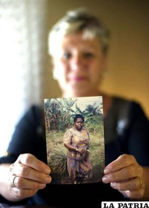 María Jesús Garde muestra la foto de la monja que falleció por el ébola