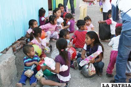 Niños deportados llegan a Guatemala