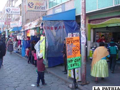 Comerciantes no respetan la norma sobre avance de puestos