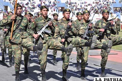 Los jóvenes deben cumplir con su deber militar