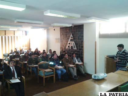 Taller en el que participaron representantes de varias empresas