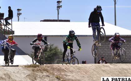 Deportistas orureños en plena competencia del bicicross