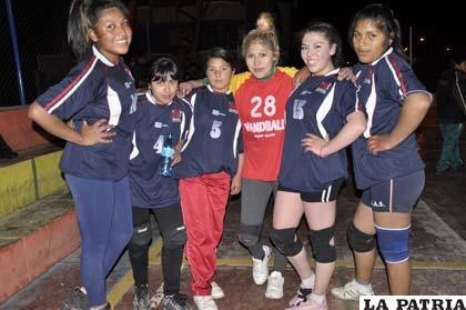 Las integrantes del equipo femenino de Udabol