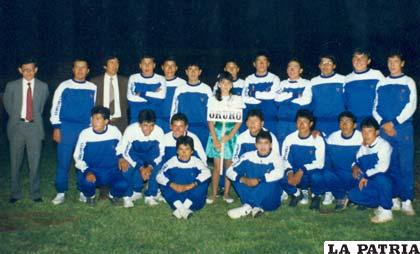 La selección orureña Sub-19 que participó en el nacional de Trinidad en 1997 (Morales presidio la delegación)