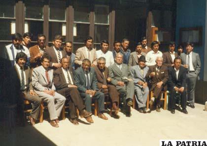 Homenaje a exfutbolistas en la AFO en 1989