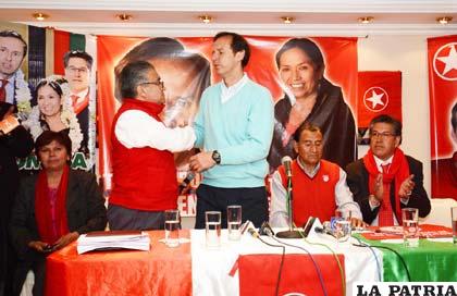 “Tuto” Quiroga firma acuerdo con fracción del PS 1 y de Izquierda Democrática