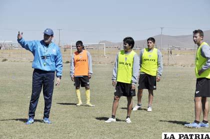 Zazhú brinda algunas instrucciones a sus dirigidos