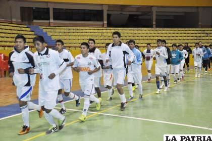 Deportistas que fueron preseleccionados entrenan en el Palacio de los Deportes