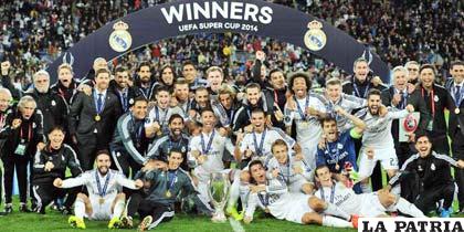 Festejo de los del Real Madrid con el trofeo de campeón de la Supercopa Europea