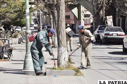 Trabajadores del municipio limpiaron la avenida Villarroel