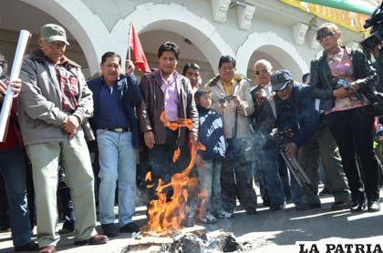 Se quemaron los mapas distorsionados de Oruro en la movilización de los cívicos