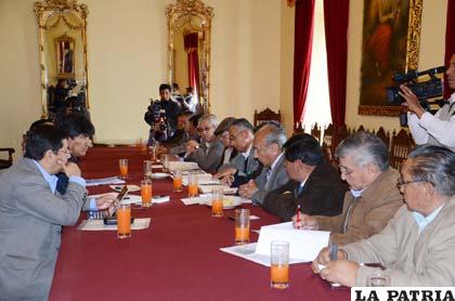 Rentistas y jubilados reunidos con el Presidente Evo Morales