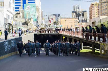 Militares en marcha de protesta durante el conflicto de abril