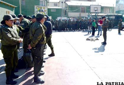 Personal policial antes de viajar a Cochabamba y reforzar Urkupiña 2014