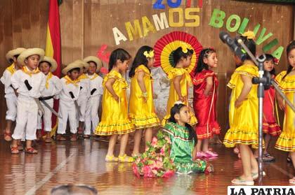 Niños del kínder 12 de Abril y su homenaje a Bolivia