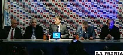 Durante la presentación de Gerardo Martino junto a dirigentes de la AFA 