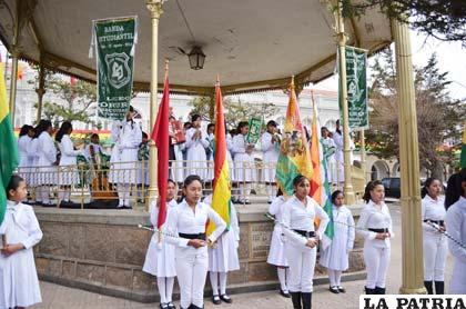 Banda Estudiantil Autóctona del Liceo de Señoritas Oruro