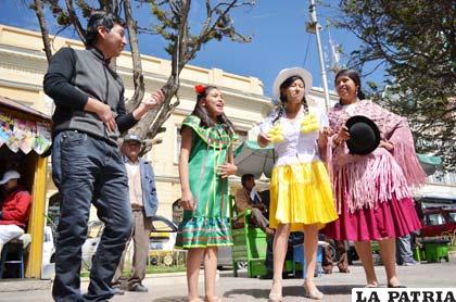 Intervención del elenco “Burbujos” en la plaza principal