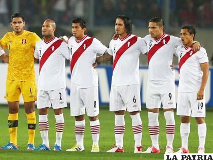 Perú jugará dos cotejos amistosos, Paolo Guerrero (9)