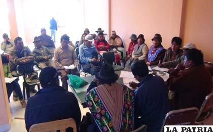 Reunión entre autoridades departamentales y municipales de Coipasa y Sabaya