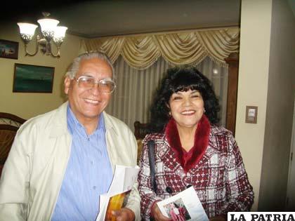 El escritor y artista César Verduguez junto a su esposa Tania