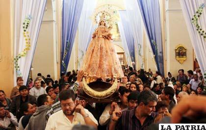 Candidatos brindan devoción a la Virgen de Urkupiña como Presidenta de Bolivia