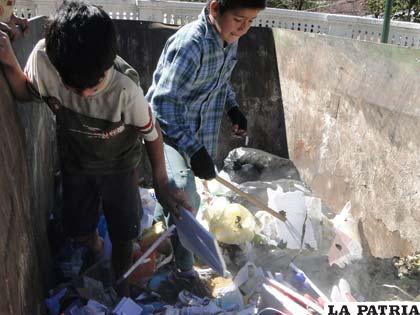 Niños del barrio Chacarita en busca de comida en un basurero