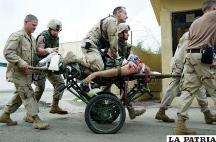 Soldados estadounidenses cumpliendo su misión humanitaria en Irak