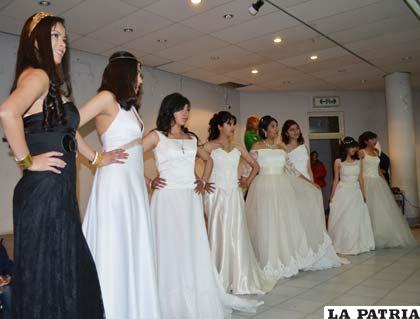 Jhaneline Ovando junto a sus modelos en su primer desfile de modas