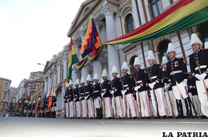 Fuerzas Armadas realizaron homenaje a la Bandera boliviana en su día