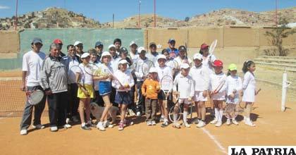 Niños, entrenadores y dirigentes del San José Tenis Club