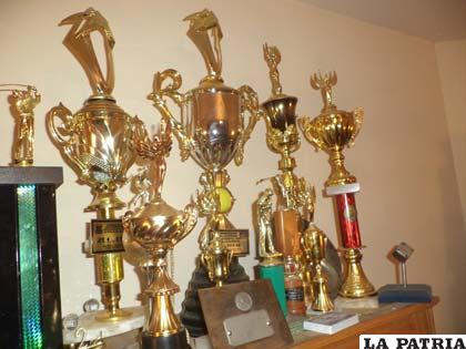 En su hogar tiene un lugar especial para  lucir la colección de sus trofeos