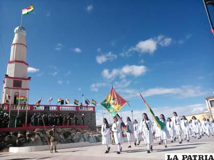 Las estudiantes del Liceo Dalence rinden homenaje a la Tricolor boliviana
